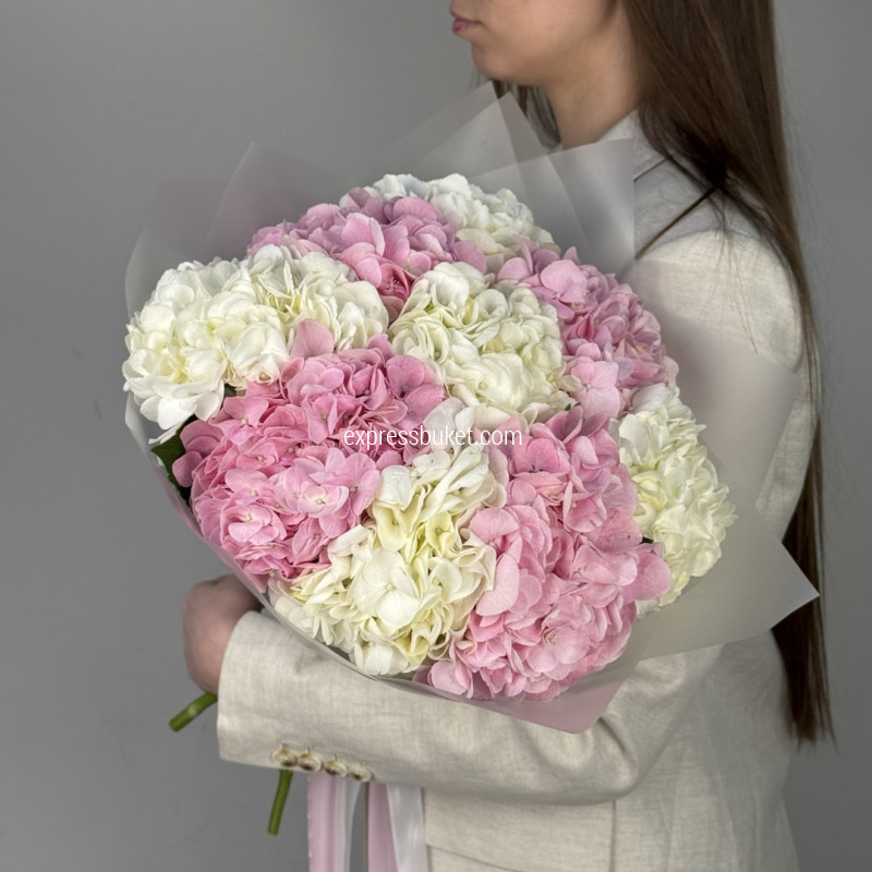 Нежный букет с гортензией 9 шт