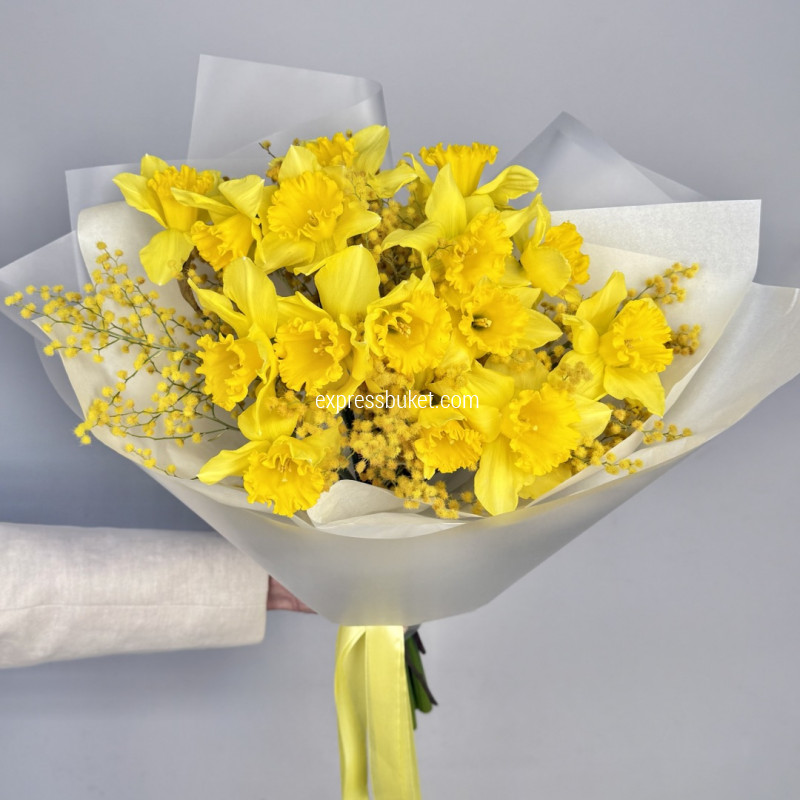 Букет с нарциссами и мимозой